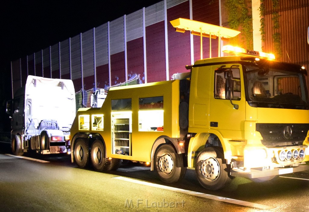 LKW Verfolgung A 3 Rich Oberhausen gestellt mit Nagelbrett Hoehe AS Koeln Dellbrueck P70.JPG - Miklos Laubert